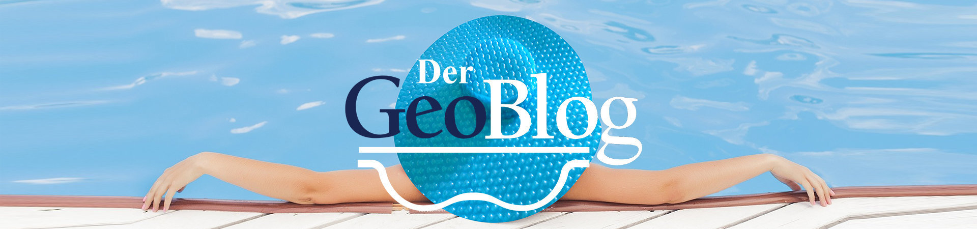 GeoBlog-Dame-in-Geobubble-Hut-sitzt-am-Pool
