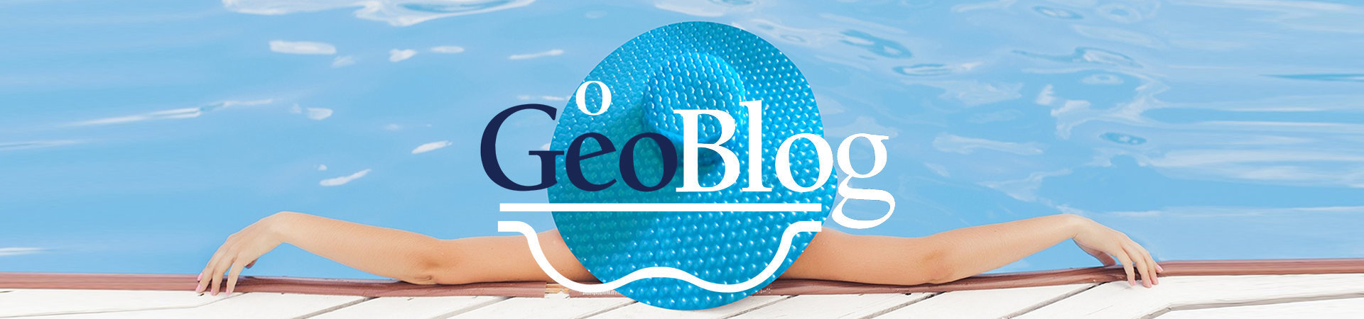Senhora-GeoBlog-no-chapeu-Geobubble-sentado-junto-a-piscina